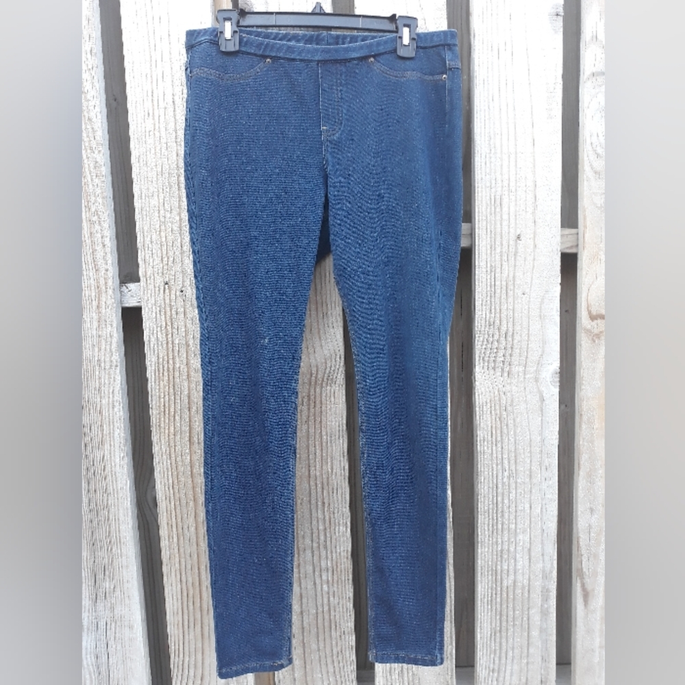Hue dark blue wash jean legging. Cotton blend with 2 back pockets. Size Large.